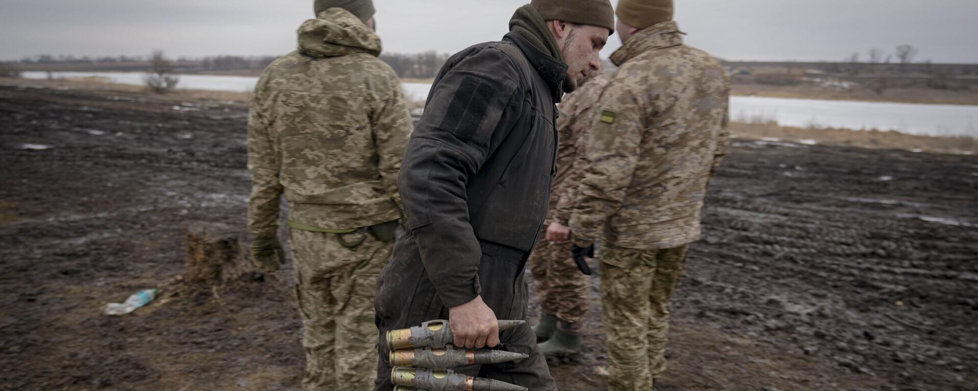 A Ukrainian serviceman carries large caliber ammunitions for armored fighting vehicles mounted weapons in the Donetsk region, Thursday, Feb. 10, 2022 - Sputnik India, 1920, 16.07.2025