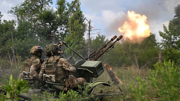 Russian serviceman of the Central military district air defense unit fire the ZU-23 anti-aircraft gun at an air target in the Avdeyevka sector of the frontline amid Russia's military operation in Ukraine, Russia - Sputnik भारत