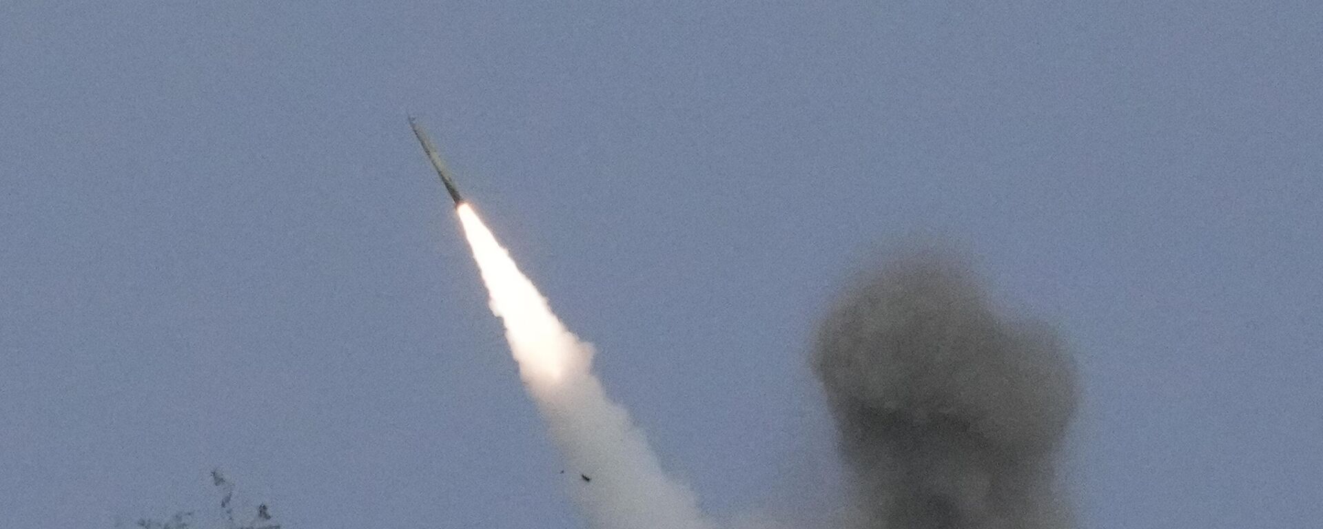 A US M142 High Mobility Artillery Rocket System (HIMARS) fires a missile during a Combined Joint Littoral Live Fire Exercise at the joint military exercise called Balikatan, Tagalog for shoulder-to-shoulder in a Naval station in Zambales province, northern Philippines on Wednesday, April 26, 2023 - Sputnik भारत, 1920, 15.09.2024