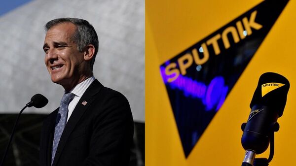 Then-Los Angeles Mayor Eric Garcetti speaks during a news conference near SoFi Stadium, on Feb. 2, 2022, in Inglewood, Calif (©AP Photo/Marcio Jose Sanchez) // Sputnik microphone (©Sputnik/Alexey Maishev) - Sputnik India