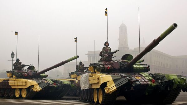 Indian soldiers ride in T-72 tanks in the fog in preparation for Republic Day celebrations near the Presidential Palace in New Delhi, India, Tuesday, Jan. 17, 2012. - Sputnik भारत