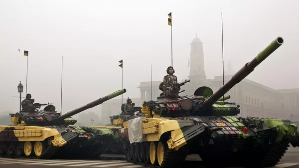 Indian soldiers ride in T-72 tanks in the fog in preparation for Republic Day celebrations near the Presidential Palace in New Delhi, India, Tuesday, Jan. 17, 2012. - Sputnik भारत