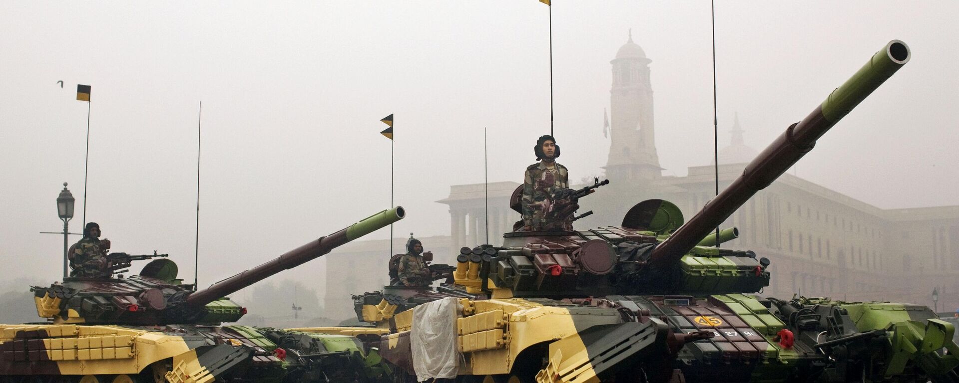 Indian soldiers ride in T-72 tanks in the fog in preparation for Republic Day celebrations near the Presidential Palace in New Delhi, India, Tuesday, Jan. 17, 2012. - Sputnik भारत, 1920, 17.09.2024