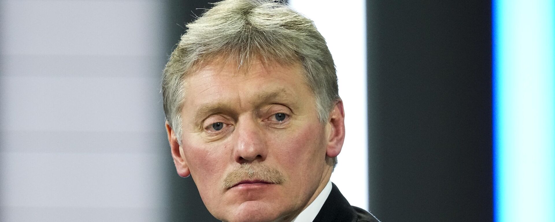 Kremlin spokesman Dmitry Peskov looks at journalists prior to Russian President Vladimir Putin's annual news conference in Moscow, Russia, Thursday, Dec. 23, 2021. - Sputnik भारत, 1920, 17.09.2024