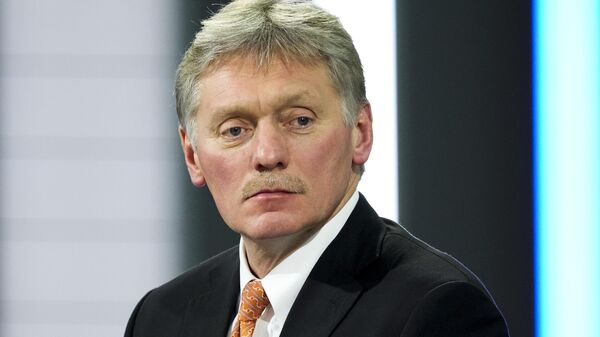 Kremlin spokesman Dmitry Peskov looks at journalists prior to Russian President Vladimir Putin's annual news conference in Moscow, Russia, Thursday, Dec. 23, 2021. - Sputnik भारत