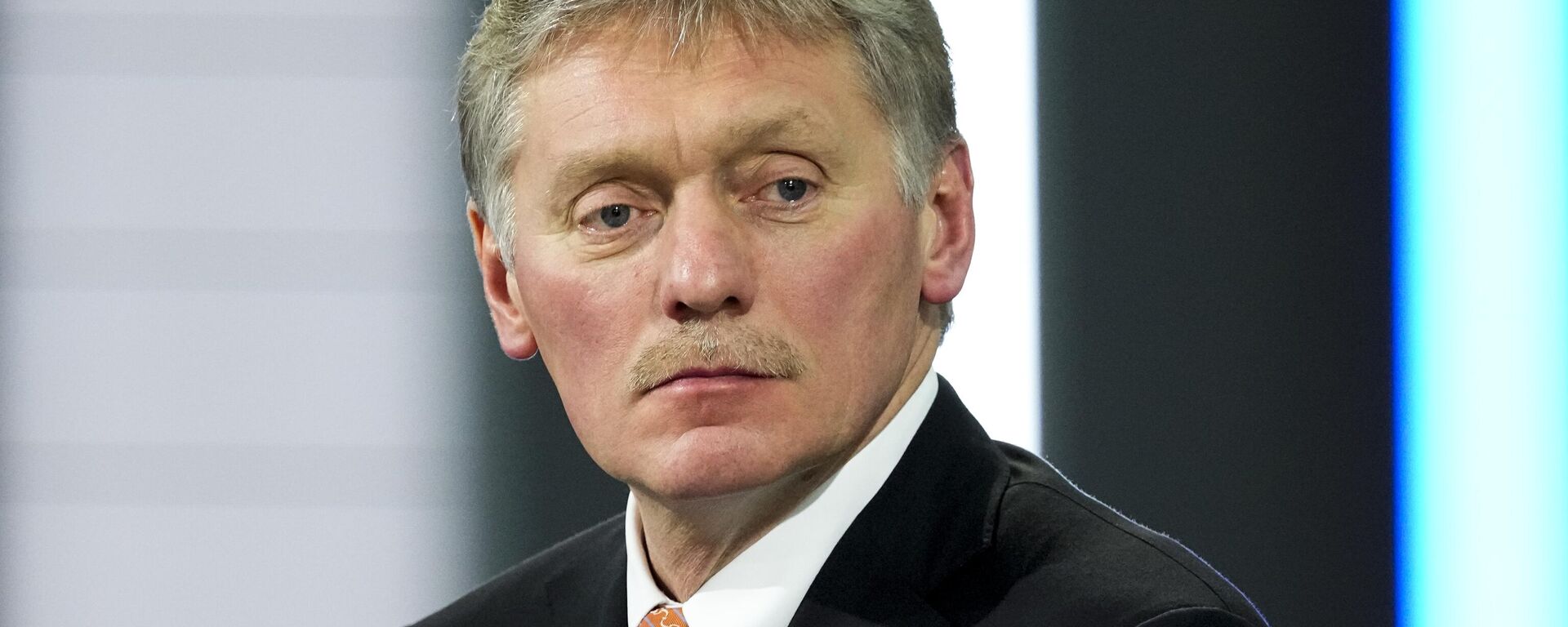 Kremlin spokesman Dmitry Peskov looks at journalists prior to Russian President Vladimir Putin's annual news conference in Moscow, Russia, Thursday, Dec. 23, 2021. - Sputnik भारत, 1920, 17.09.2024