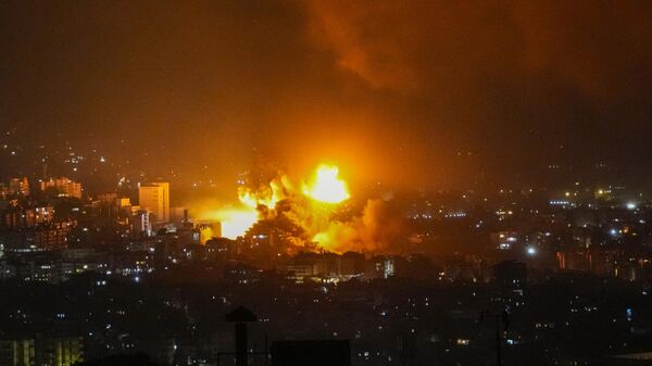 Smoke rises from Israeli airstrikes in Beirut's southern suburbs, Lebanon, Saturday, Sept. 28, 2024.  - Sputnik भारत