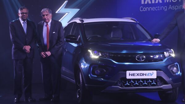 Tata Sons chairman Natarajan Chandrasekaran , left, and Tata group's former chairman Ratan Tata pose during the launch of electric SUV Nexon EV in Mumbai, India, Tuesday, Jan. 28, 2020. (AP Photo/Rafiq Maqbool) - Sputnik India