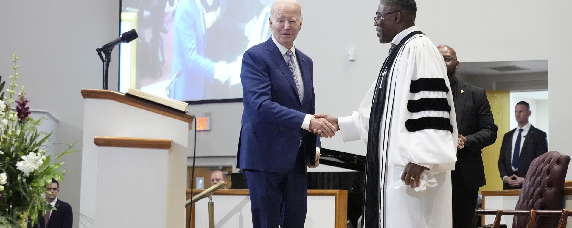 Reverend Dr. Jamey O. Graham, Sr. right, greets President Joe Biden before Biden speaks at St. John Baptist Church, in Columbia, S.C., on Sunday, Jan. 28, 2024. (AP Photo/Jacquelyn Martin) - Sputnik India, 1920, 01.10.2024