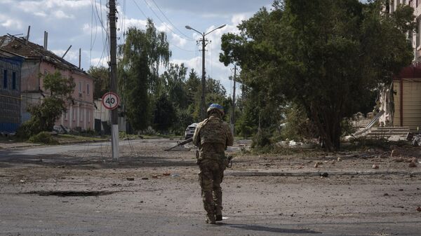 A Ukrainian soldier walks past at a city centre in Sudzha, Kursk region, Russia, Friday, Aug. 16, 2024.  This image was approved by the Ukrainian Defense Ministry before publication. - Sputnik भारत