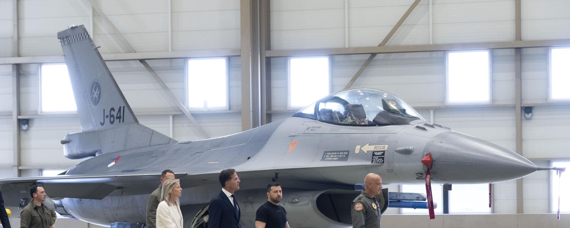 Volodymyr Zelensky, second right, and Dutch caretaker Prime Minister Mark Rutte, center, look at F-16 fighter jets in Eindhoven, Netherlands, on Aug. 20, 2023.  - Sputnik भारत, 1920, 03.10.2024