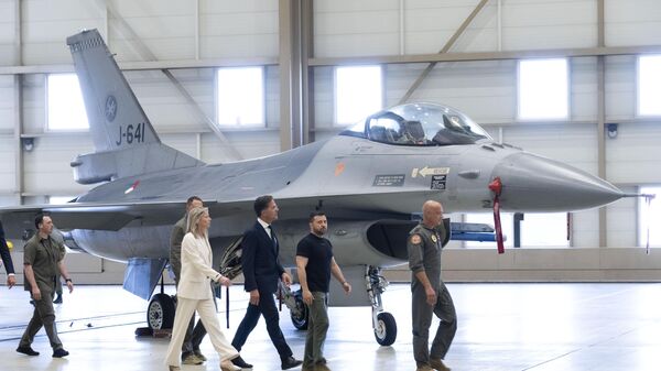 Volodymyr Zelensky, second right, and Dutch caretaker Prime Minister Mark Rutte, center, look at F-16 fighter jets in Eindhoven, Netherlands, on Aug. 20, 2023.  - Sputnik भारत