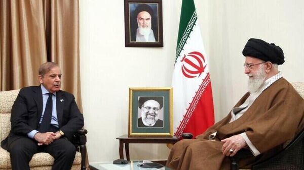 Pakistan's Prime Minister Shebaz Sharif and Iran's Supreme Leader Ayatollah Khamenei - Sputnik India