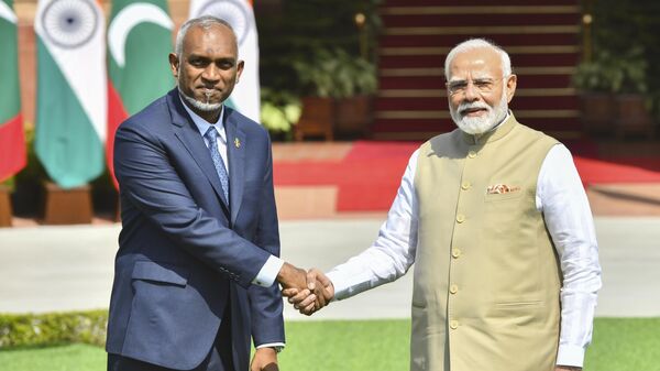 Indian Prime Minister Narendra Modi, right, and Maldives President Mohamed Muizzu shake hands before their delegation level meeting in New Delhi, India, Monday, Oct. 7, 2024. (AP Photo) - Sputnik India