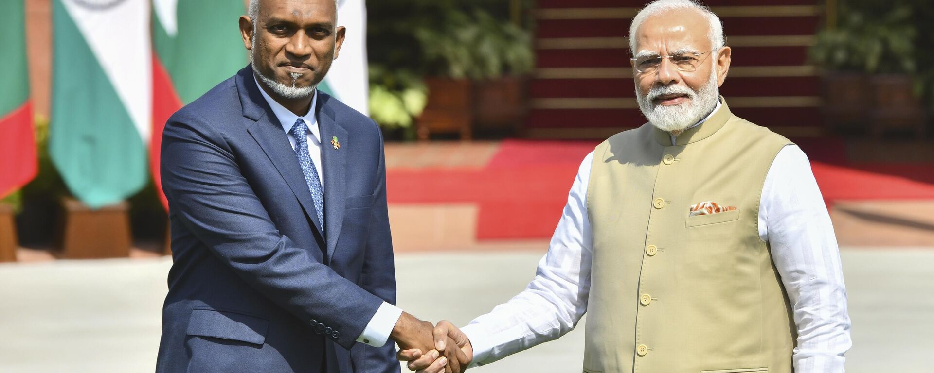 Indian Prime Minister Narendra Modi, right, and Maldives President Mohamed Muizzu shake hands before their delegation level meeting in New Delhi, India, Monday, Oct. 7, 2024. (AP Photo) - Sputnik India, 1920, 07.10.2024