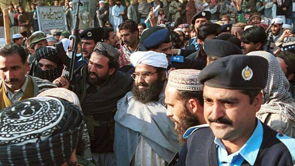 FILE - In this Jan. 27, 2000 file photo, leader of a militant group Masood Azhar, center wearing glasses and white turban, arrives in Islamabad, Pakistan. India placed the blame for the Thursday, Feb. 14, 2019 bombing squarely on neighboring Pakistan, which India accuses of supporting rebels in Kashmir. The Greater Kashmir newspaper reported that a militant group Jaish-e-Mohammed, headquartered in Pakistan, claimed responsibility. India's foreign ministry on Friday, Feb. 15, 2019 briefed New Delhi-based diplomats of key countries, including China, which has in the past blocked India's proposal to list Jaish-e-Mohammed chief Masood Azhar as a designated terrorist by the United Nations. (AP Photo/Mian Khursheed, file) - Sputnik India