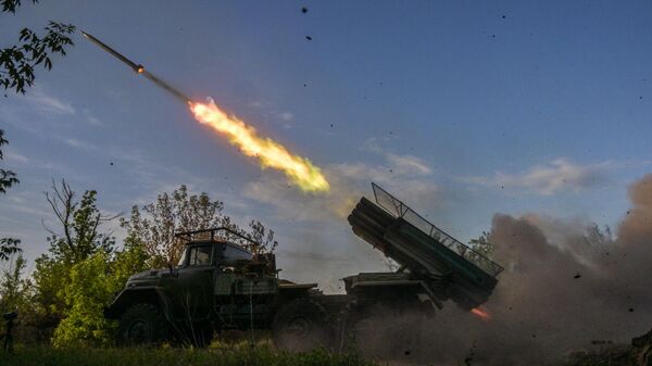 Russian servicemen of the 85th Separate Motor Rifle Brigade, 2nd Army Corps, fire a 9K55 Grad 1 multiple rocket launcher towards Ukrainian positions in the Artemovsk (Bakhmut) area of the frontline - Sputnik भारत