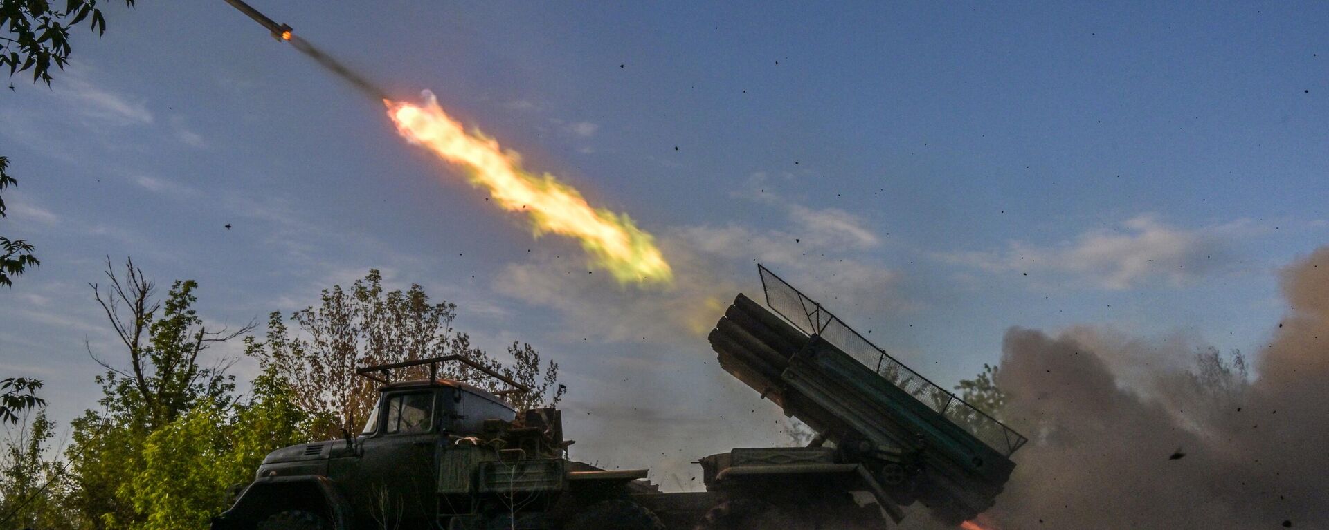 Russian servicemen of the 85th Separate Motor Rifle Brigade, 2nd Army Corps, fire a 9K55 Grad 1 multiple rocket launcher towards Ukrainian positions in the Artemovsk (Bakhmut) area of the frontline - Sputnik भारत, 1920, 16.10.2024