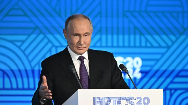 18 октября 2024. Президент РФ Владимир Путин выступает на пленарном заседании Делового форума БРИКС в Москве.  - Sputnik India