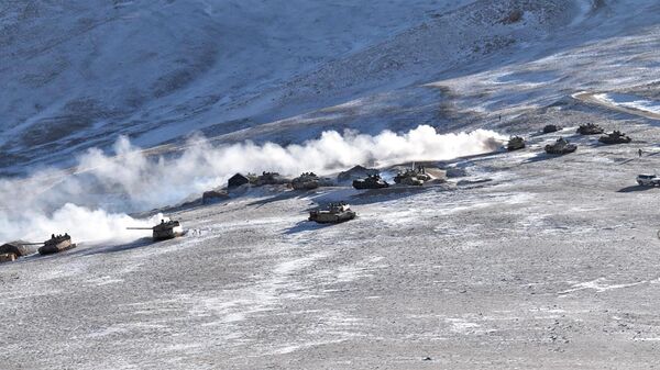 En esta imagen de archivo distribuida por el ejército indio, tanques se retiran de las orillas del lago Pangong Tso, en la región de Ladakh, junto a la frontera con China, el 10 de febrero de 2021 - Sputnik भारत