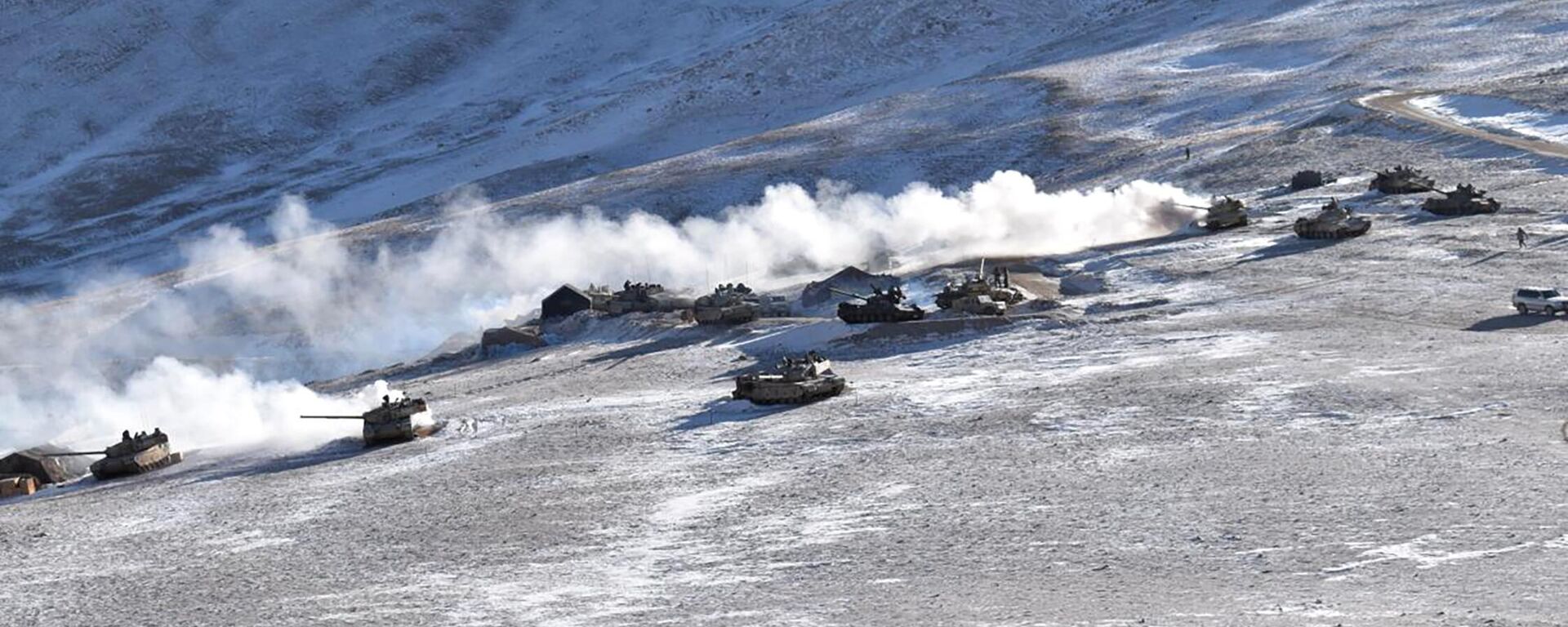 En esta imagen de archivo distribuida por el ejército indio, tanques se retiran de las orillas del lago Pangong Tso, en la región de Ladakh, junto a la frontera con China, el 10 de febrero de 2021 - Sputnik भारत, 1920, 21.10.2024