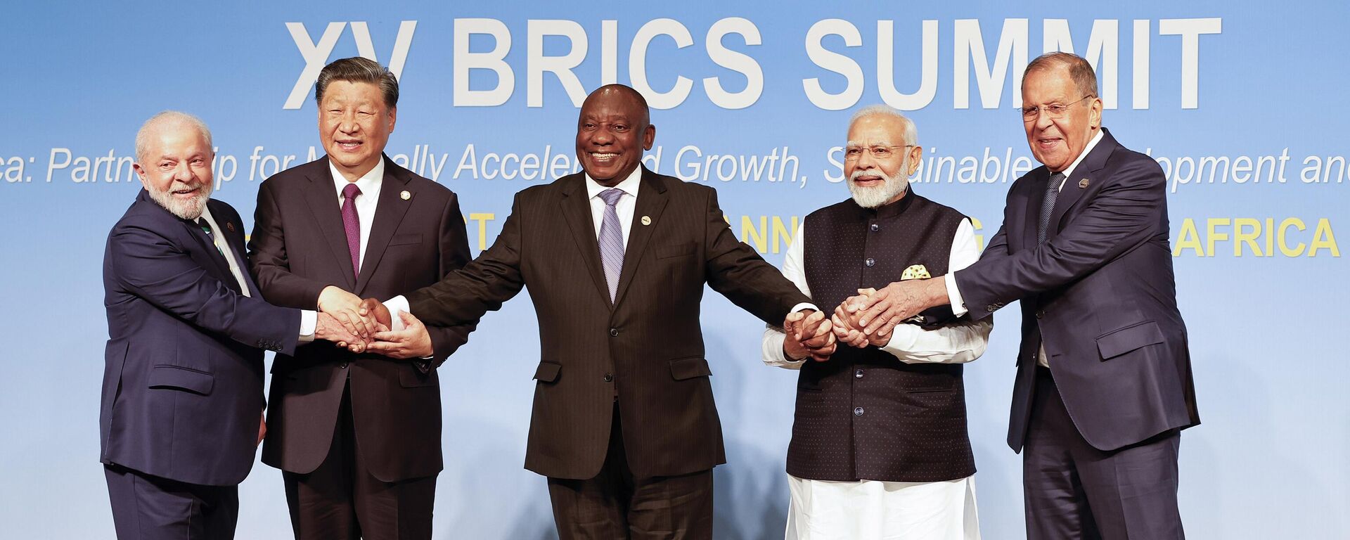 From left, Brazil President Luiz Inacio Lula da Silva, China President Xi Jinping, South African President Cyril Ramaphosa, Prime Minister of India Narendra Modi and Russia's Foreign Minister Sergei Lavrov pose for a BRICS family photo during the 2023 BRICS Summit at the Sandton Convention Centre in Johannesburg, South Africa, Wednesday, Aug. 23, 2023. - Sputnik भारत, 1920, 22.10.2024