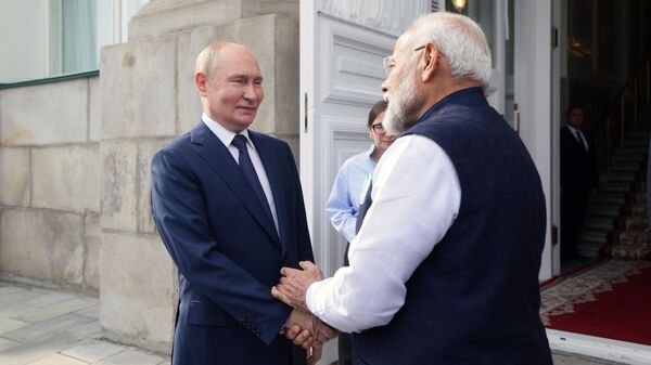 Russian President Vladimir Putin bids farewell to Indian Prime Minister Narendra Modi following their meeting at the Kremlin in Moscow, Russia. - Sputnik India