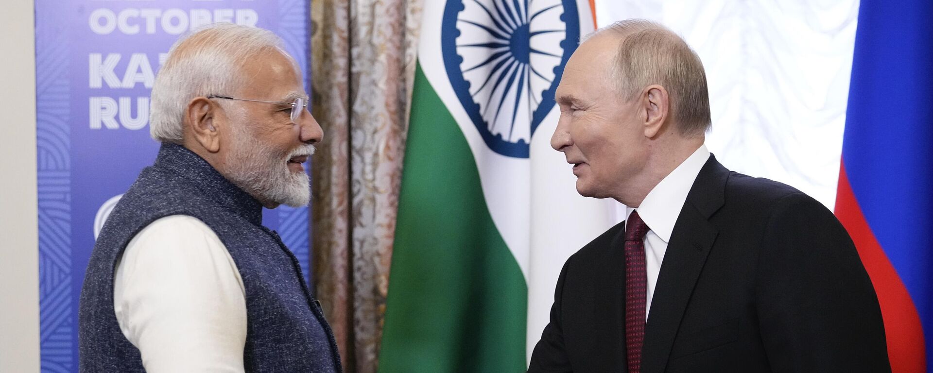 Russian President Vladimir Putin, right, and Indian Prime Minister Narendra Modi shake hands during their meeting on the sidelines of BRICS Summit at Kazan Kremlin in Kazan, Russia, Tuesday, Oct. 22, 2024. (AP Photo/Alexander Zemlianichenko, Pool) - Sputnik भारत, 1920, 26.11.2024