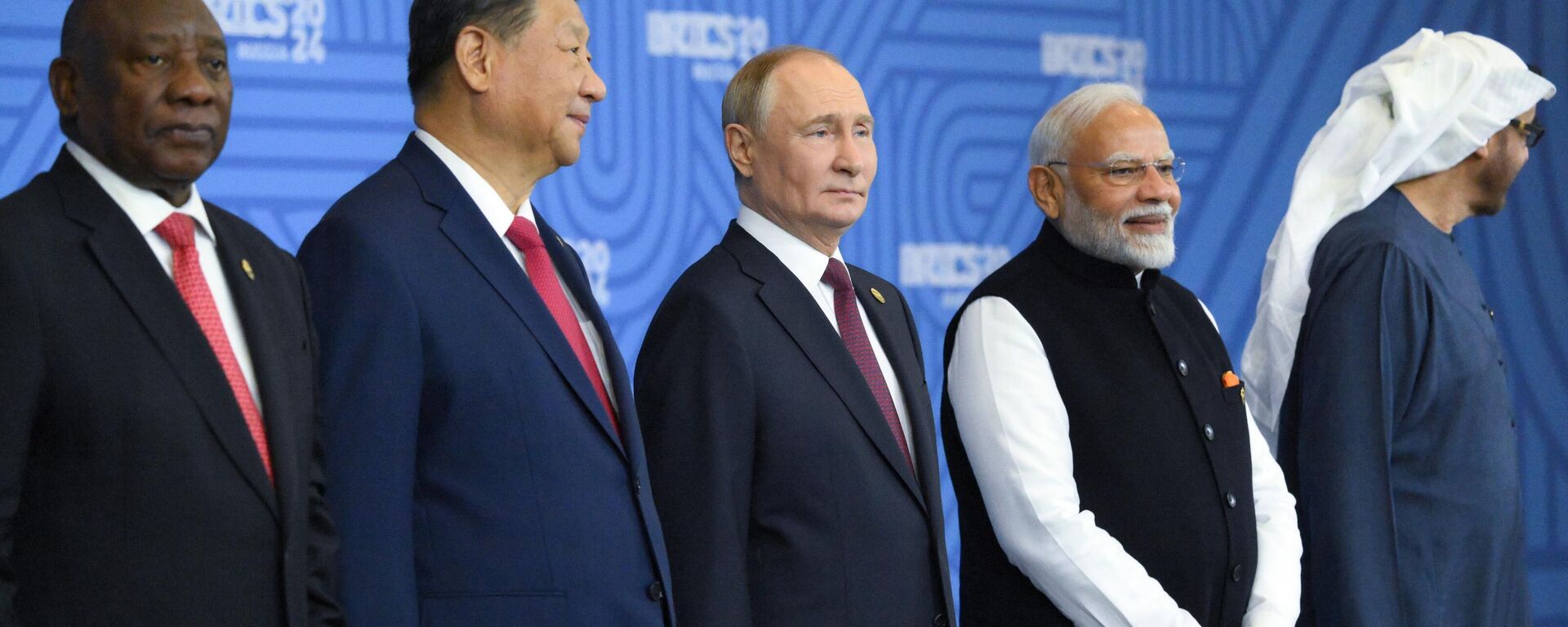 BRICS bloc leaders meeting for a photo session. From left to right: South African President Cyril Ramaphosa, Chinese President Xi Jinping, Russian President Vladimir Putin, Indian Prime Minister Narendra Modi and UAE President Mohamed bin Zayed Al Nahyan. - Sputnik India, 1920, 24.10.2024