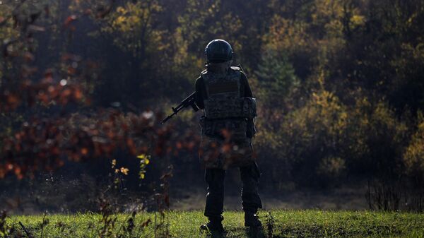 A Russian serviceman of the 25th Combined Arms Army of the Battlegroup West is seen at a position in the Krasny Liman sector of the frontline amid Russia's military operation in Ukraine. - Sputnik भारत