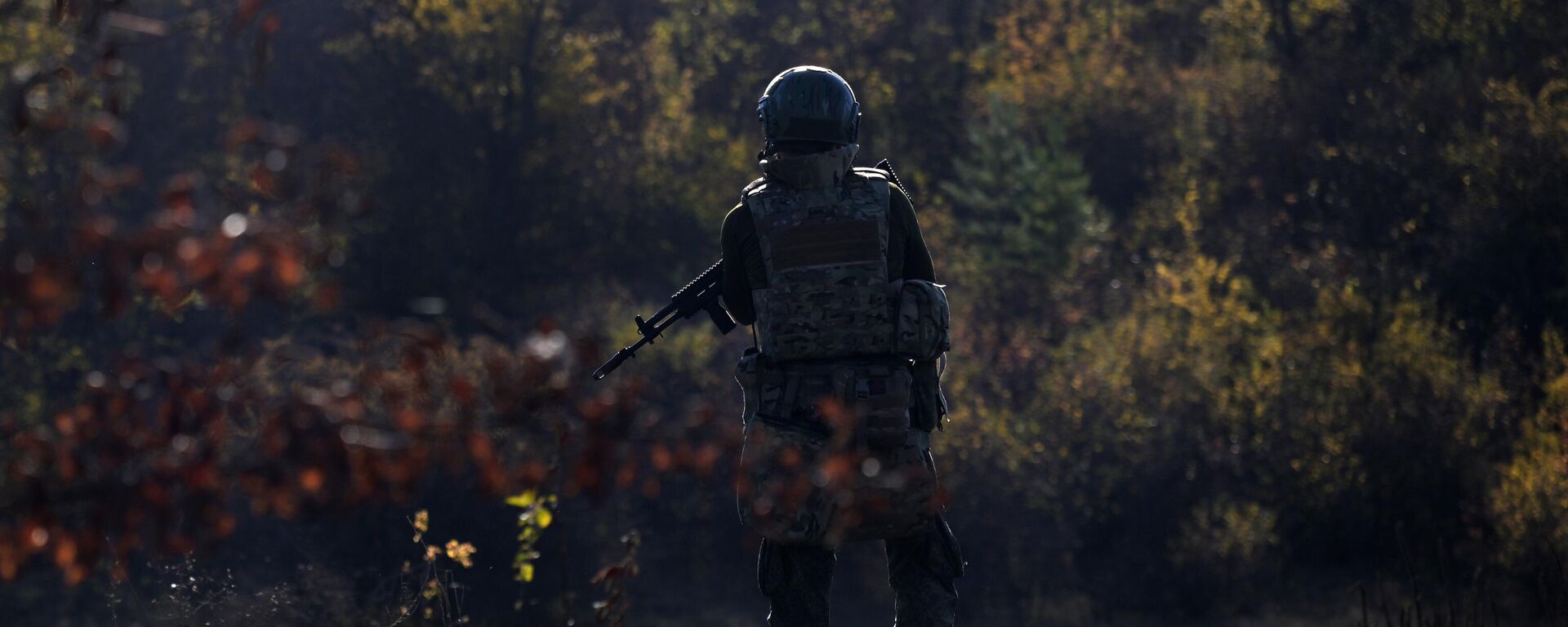 A Russian serviceman of the 25th Combined Arms Army of the Battlegroup West is seen at a position in the Krasny Liman sector of the frontline amid Russia's military operation in Ukraine. - Sputnik भारत, 1920, 29.10.2024