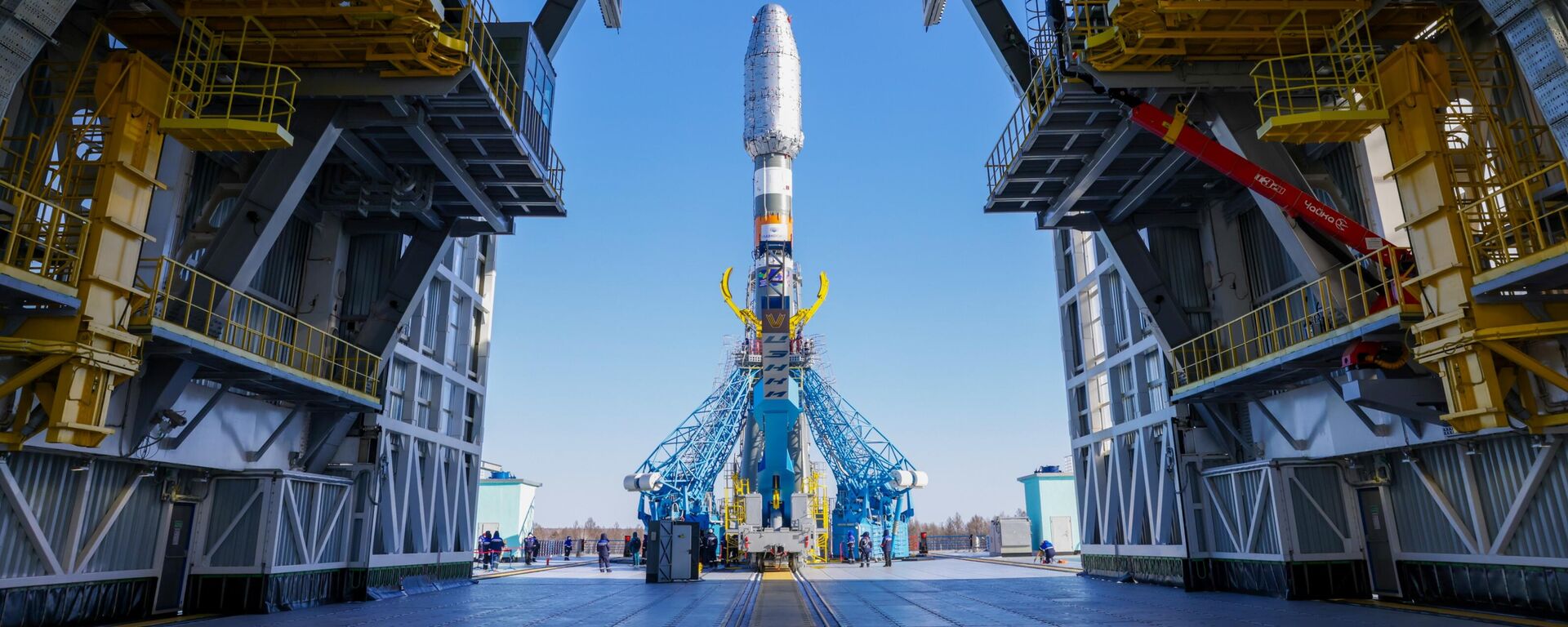 In this handout photo released by the Russian Space Agency Roscosmos, the Soyuz-2.1b carrier rocket with a Meteor-M 2-4 weather satellite and 18 Russian and foreign cubesats, is set at the launchpad ahead of its upcoming launch at the Vostochny cosmodrome in Amur Region, Russia - Sputnik India, 1920, 07.06.2025