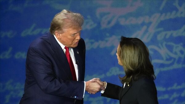 Republican presidential nominee former President Donald Trump shakes hands with Democratic presidential nominee Vice President Kamala Harris during an ABC News presidential debate at the National Constitution Center, Tuesday, Sept.10, 2024, in Philadelphia.  - Sputnik भारत