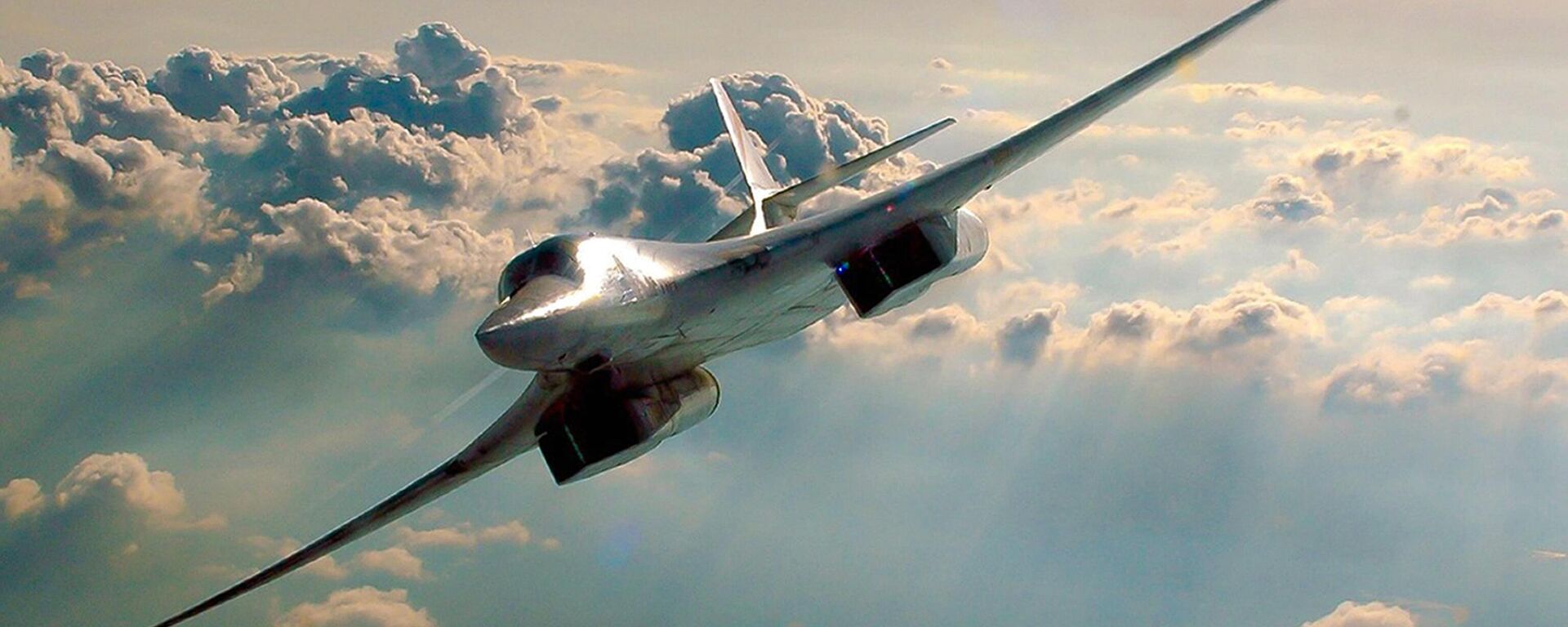 In this undated photo released on April 13, 2021, by the Russian Defense Ministry Press Service, a Tu-160 strategic bomber of the Russian air force is shown on a training mission somewhere in Russia. - Sputnik India, 1920, 12.11.2024