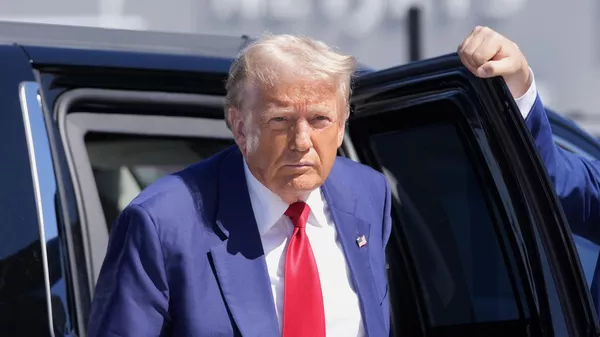 Republican presidential nominee former President Donald Trump arrives at Harry Reid International Airport to board a plane after a campaign trip, Saturday, Sept.14, 2024, in Las Vegas.  - Sputnik भारत