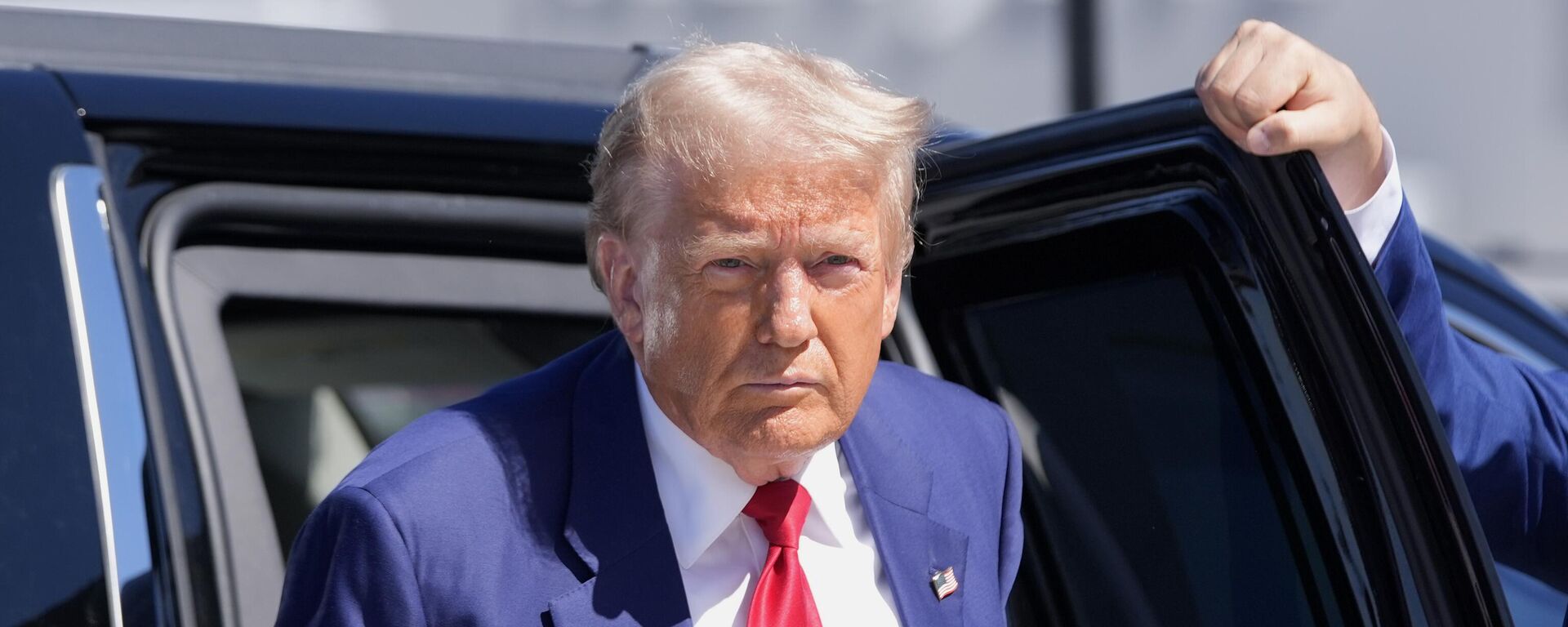 Republican presidential nominee former President Donald Trump arrives at Harry Reid International Airport to board a plane after a campaign trip, Saturday, Sept.14, 2024, in Las Vegas.  - Sputnik भारत, 1920, 09.12.2024