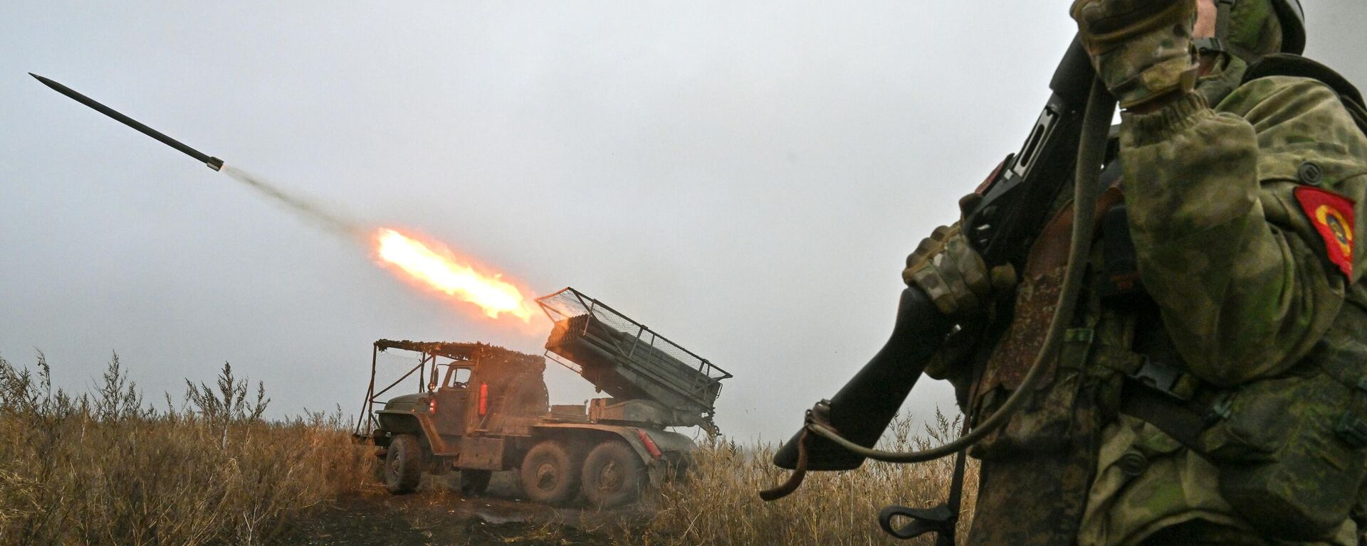 Russian servicemen of the Tsentr Group of Forces fire a BM-21 Grad multiple rocket launcher towards Ukrainian positions in the Krasnoarmeysk sector of the frontline amid Russia's military operation in Ukraine. - Sputnik भारत, 1920, 17.11.2024