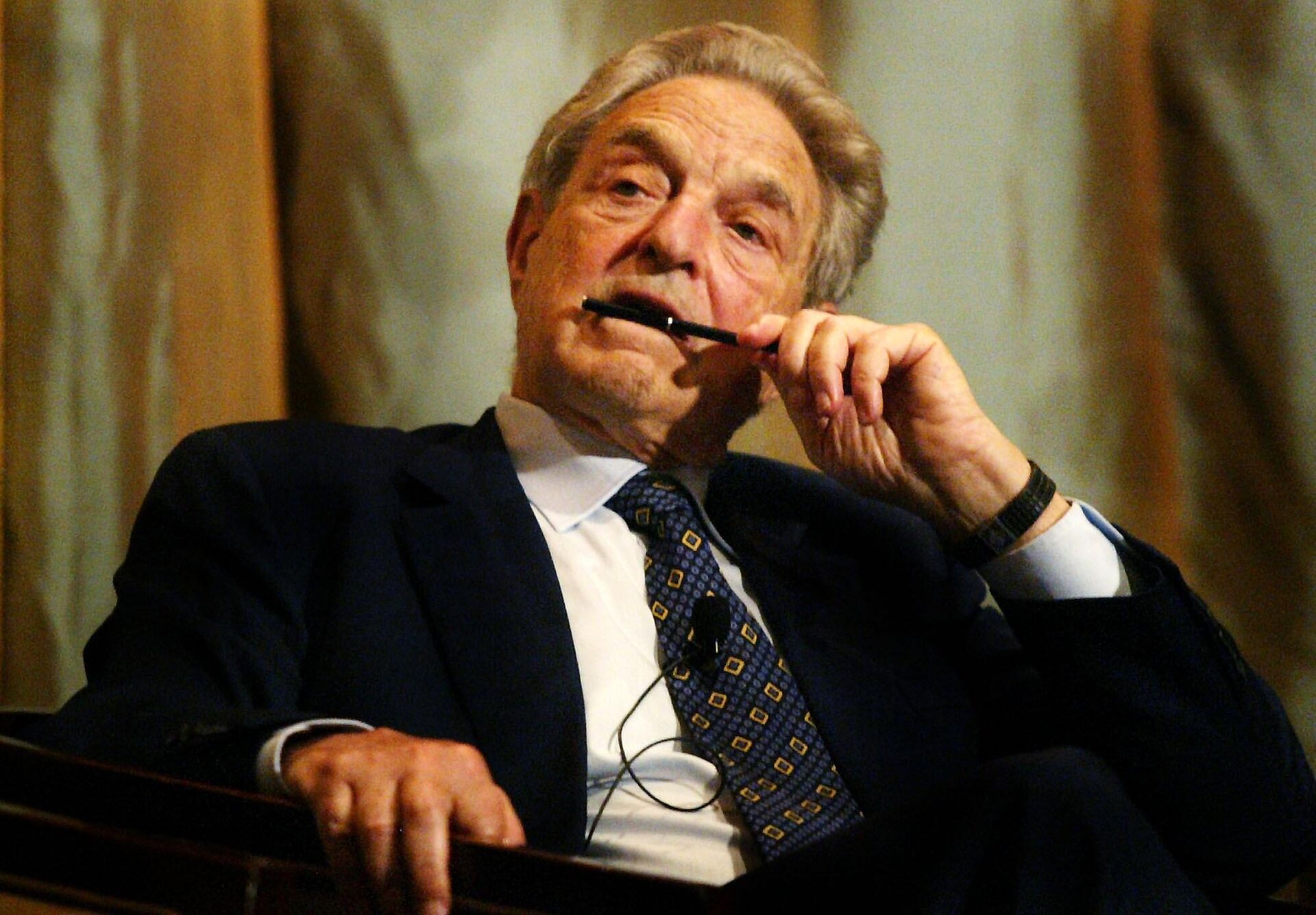 ** FILE ** Billionaire philanthropist George Soros pauses during a question and answer session in Singapore in this Jan. 11, 2006, file photo. - Sputnik India, 1920, 31.12.2024