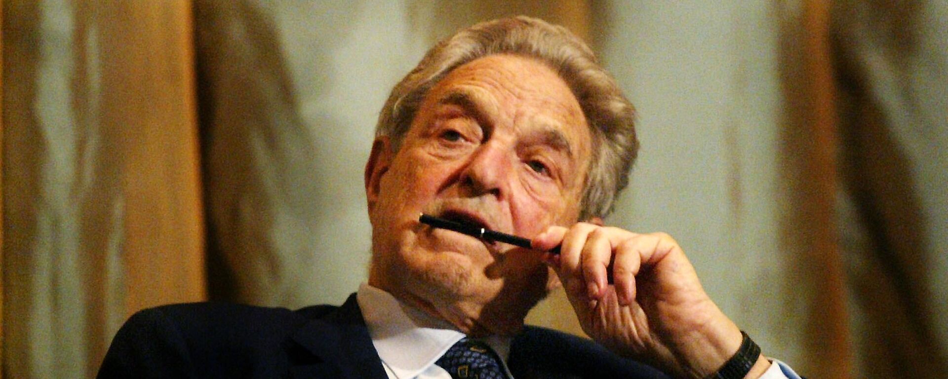 ** FILE ** Billionaire philanthropist George Soros pauses during a question and answer session in Singapore in this Jan. 11, 2006, file photo. - Sputnik भारत, 1920, 05.12.2024