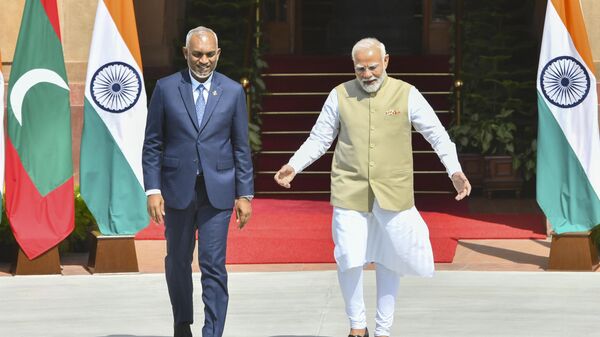 Indian Prime Minister Narendra Modi, right, walks with Maldives President Mohamed Muizzu before their delegation level meeting in New Delhi, India, Monday, Oct. 7, 2024. - Sputnik India