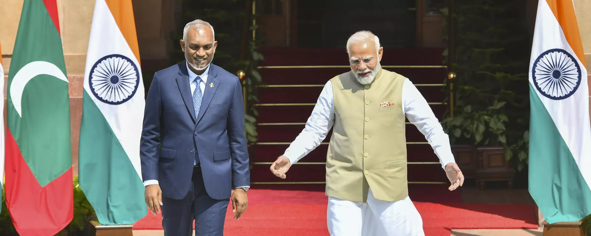 Indian Prime Minister Narendra Modi, right, walks with Maldives President Mohamed Muizzu before their delegation level meeting in New Delhi, India, Monday, Oct. 7, 2024. - Sputnik भारत, 1920, 22.11.2024