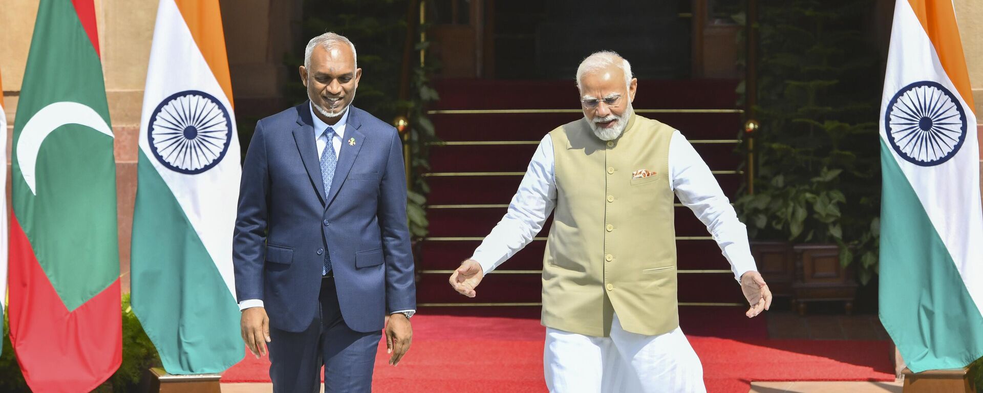 Indian Prime Minister Narendra Modi, right, walks with Maldives President Mohamed Muizzu before their delegation level meeting in New Delhi, India, Monday, Oct. 7, 2024. - Sputnik भारत, 1920, 22.11.2024