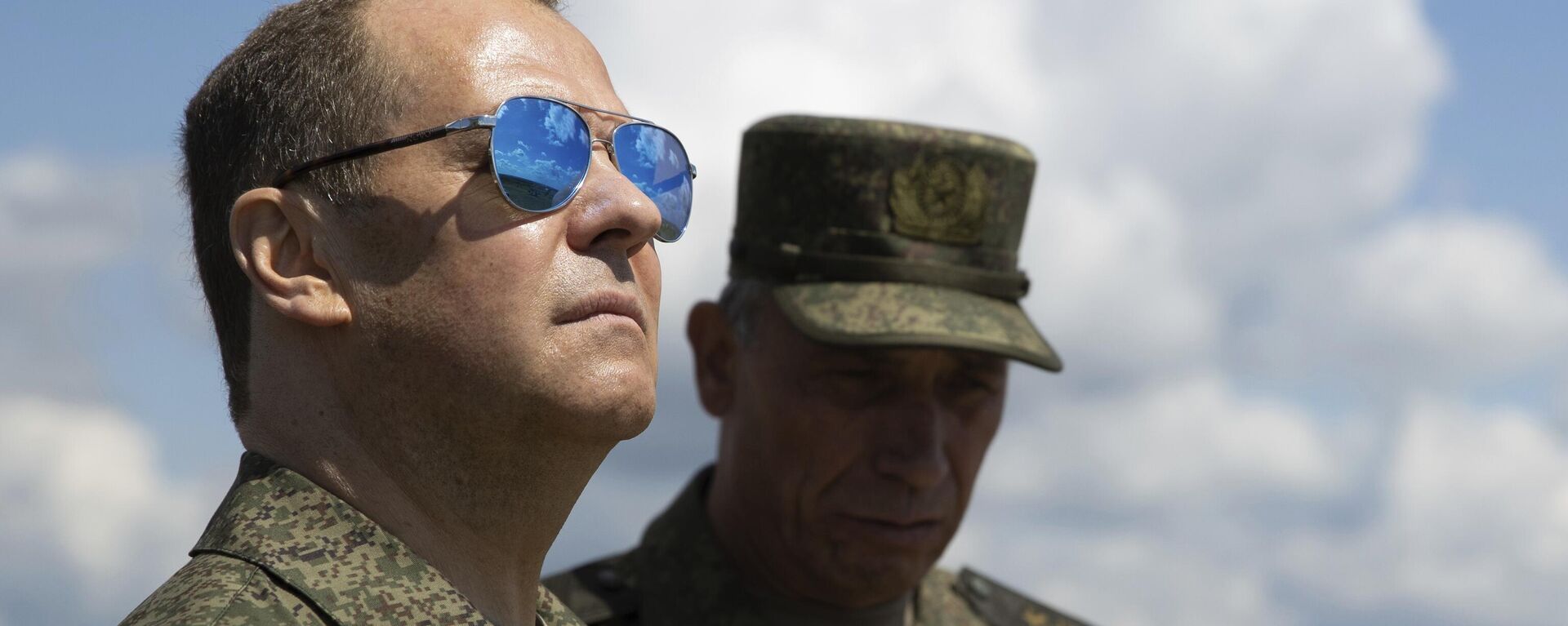 Russian Security Council Deputy Chairman and the head of the United Russia party Dmitry Medvedev, left, visits the Totsky military training ground in the Orenburg region, Russia, Friday, July 14, 2023 - Sputnik भारत, 1920, 23.11.2024