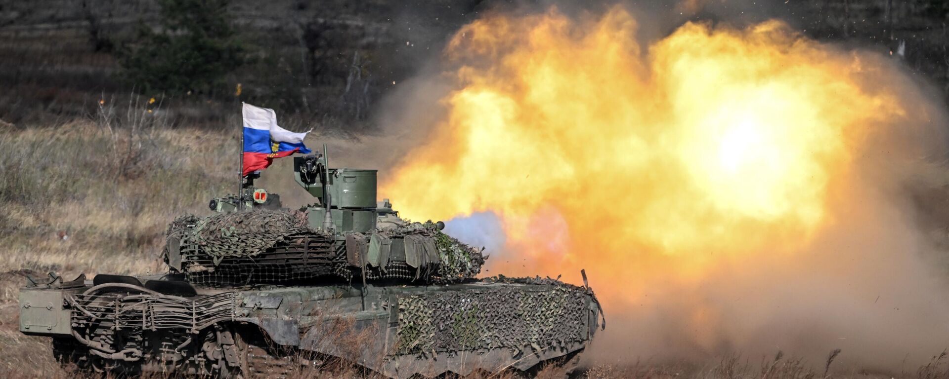 A Russian Army T-90 M Proryv (Breakthrough) tank fires at a training ground in the course of Russia's military operation - Sputnik भारत, 1920, 24.11.2024