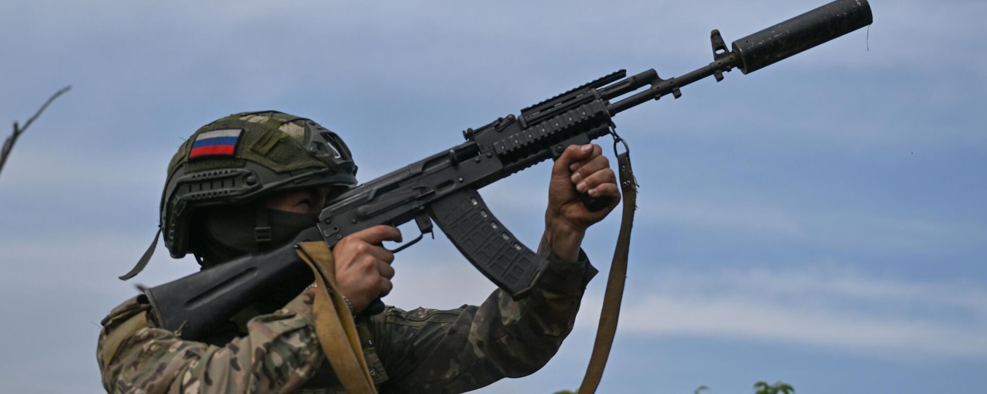 A Russian serviceman of the Central military district air defence unit shoots a rifle at an air target in the Avdeyevka area of the frontline of Russia's military operation in Ukraine, Russia - Sputnik भारत, 1920, 26.05.2025