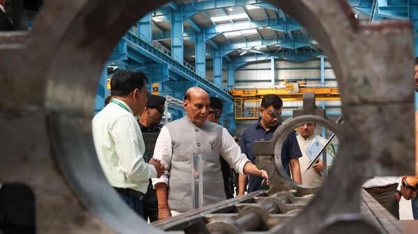 Indian Defence Minister Rajnath Singh visits Field Gun Factory, Kanpur. Takes stock of critical indigenous defence capabilities - Sputnik India