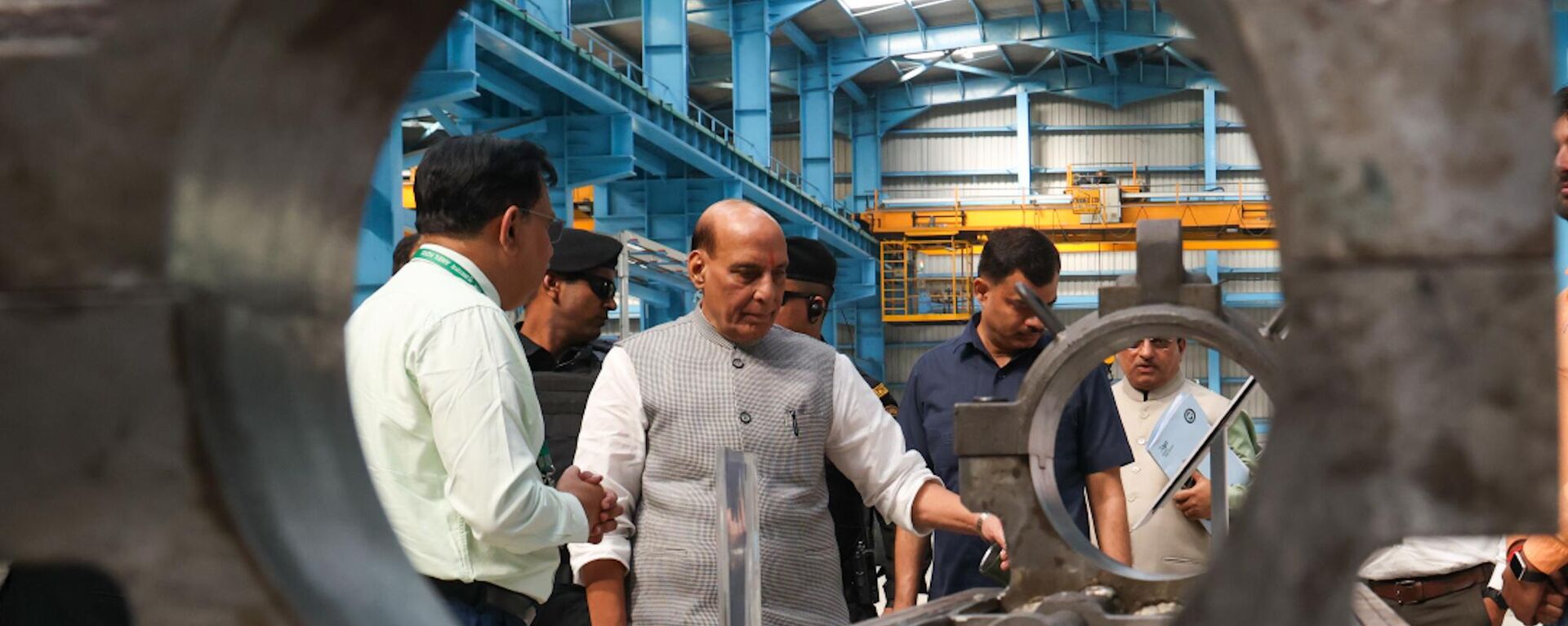 Indian Defence Minister Rajnath Singh visits Field Gun Factory, Kanpur. Takes stock of critical indigenous defence capabilities - Sputnik India, 1920, 26.11.2024