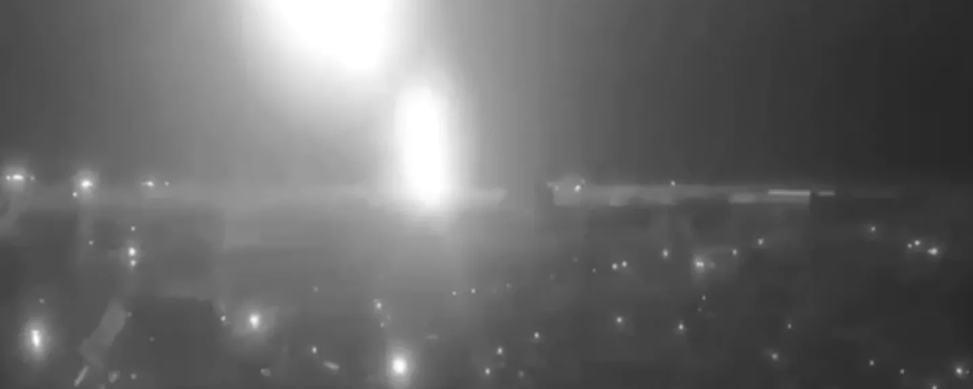 Screenshot of social media video showing Russia's Oreshnik hypersonic ballistic missile system targeting a major defense-related enterprise in Dnepropetrovsk, Ukraine. - Sputnik भारत, 1920, 27.11.2024