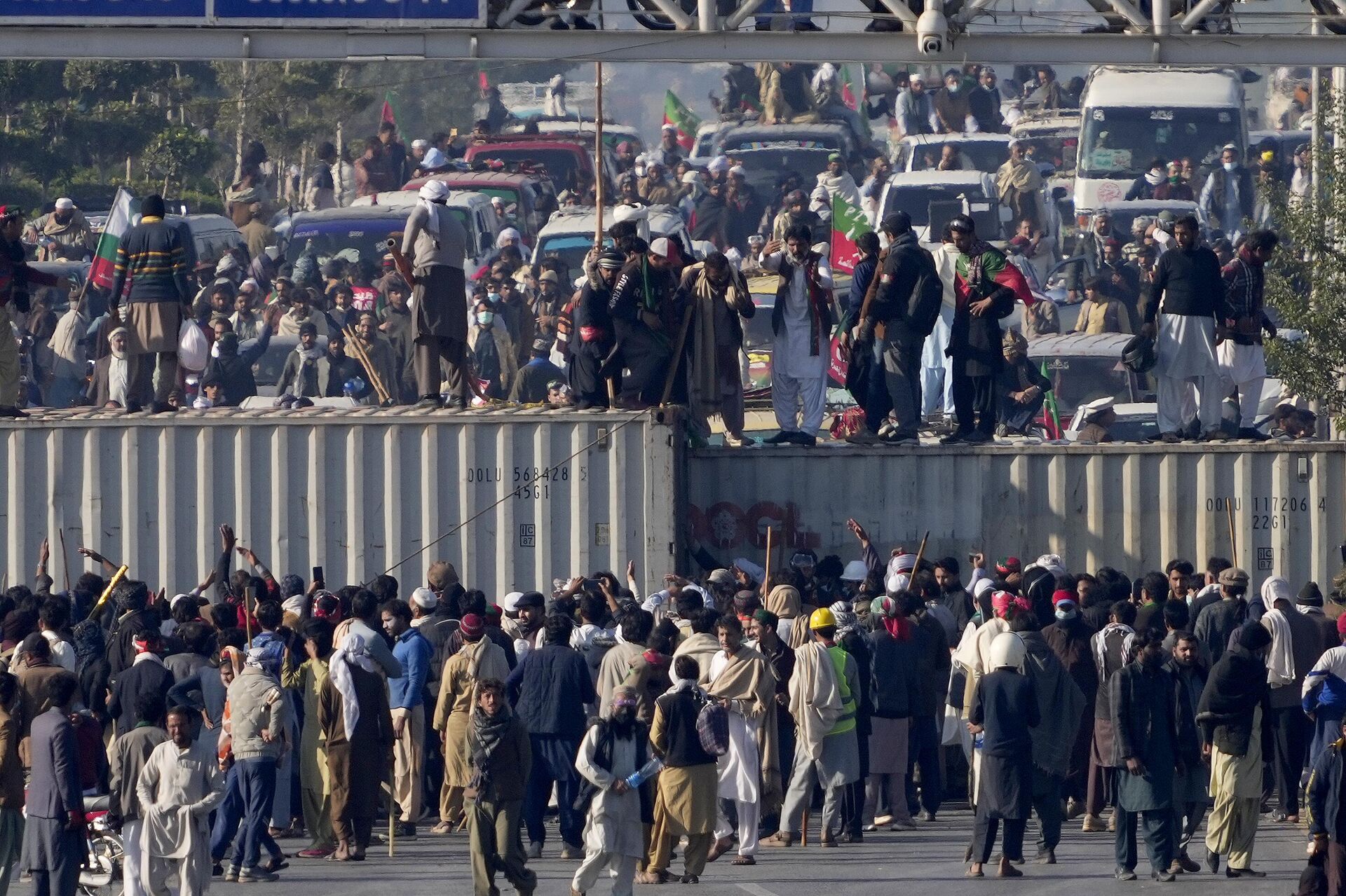 Supporters of imprisoned former premier Imran Khan's Pakistan Tehreek-e-Insaf party, remove shipping container to clear way for their rally demanding Khan's release, in Islamabad, Pakistan, Tuesday, Nov. 26, 2024. (AP Photo/Anjum Naveed) - Sputnik India, 1920, 31.12.2024