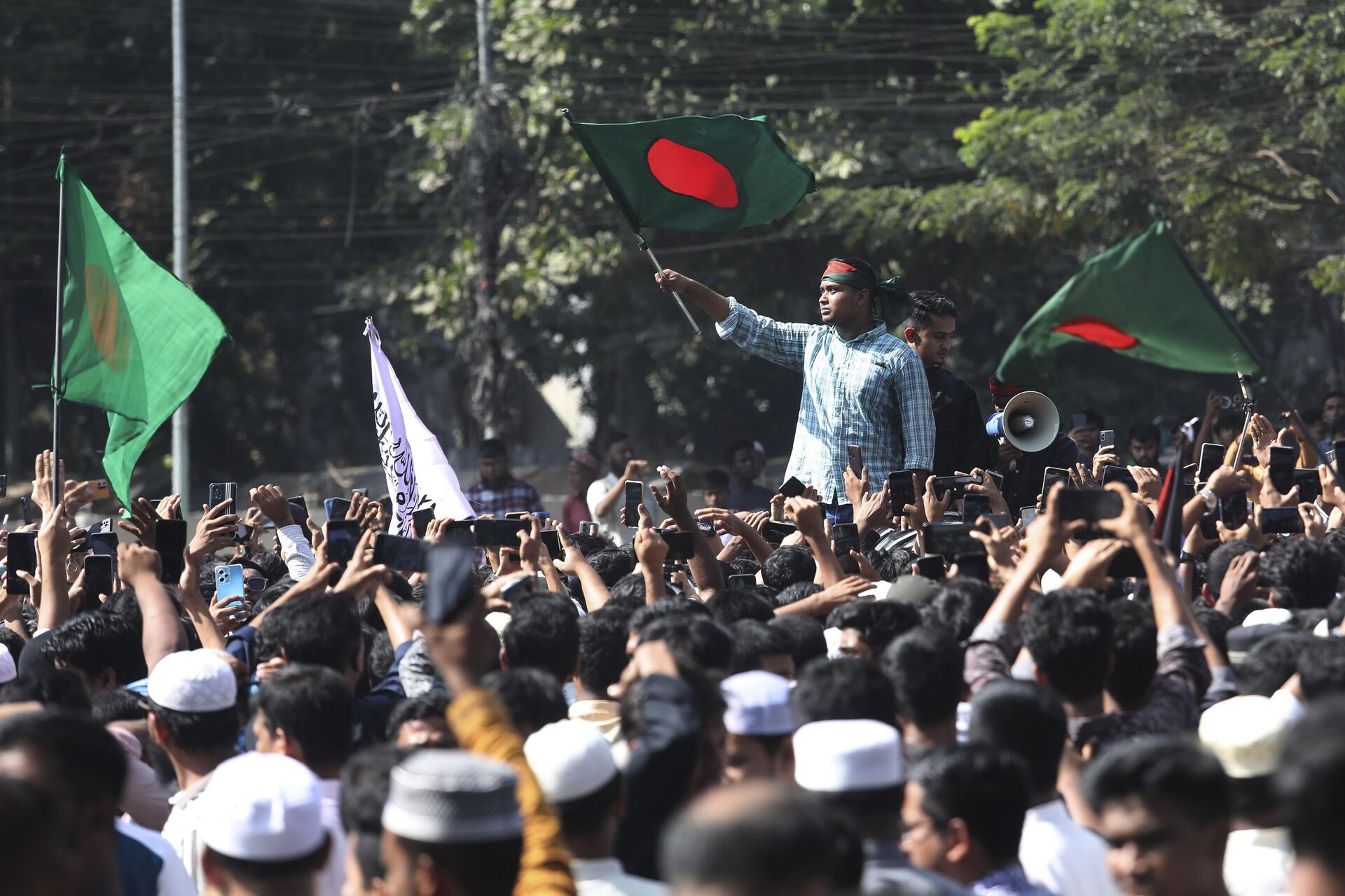 Lawyers shout slogans during a protest over the killing of a colleague in a daylong violence yesterday over the arrest of a prominent minority Hindu leader, in Chattogram in southeastern Bangladesh, Wednesday, Nov. 27, 2024. - Sputnik India, 1920, 31.12.2024